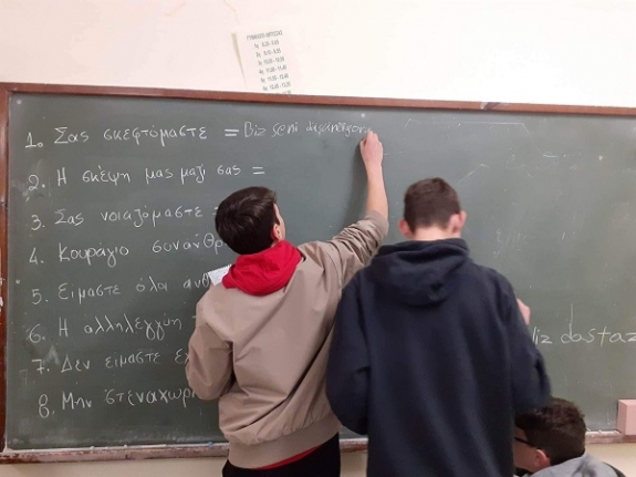 Yunan liseli öğrencilerden sımsıcak mesaj  "Biz düşman değiliz, dostuz"