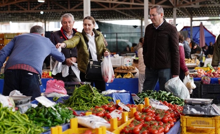 Ayvalık'ta başkan pazar alışverişini eşi ile yapıyor