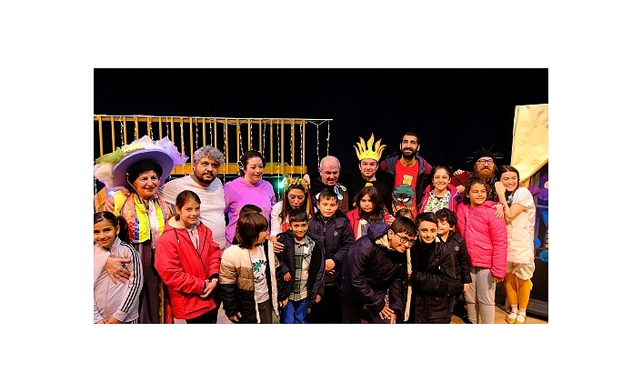 Ayvalık’ta Belediye Tiyatrosu Depremzede Çocukları Unutmadı 