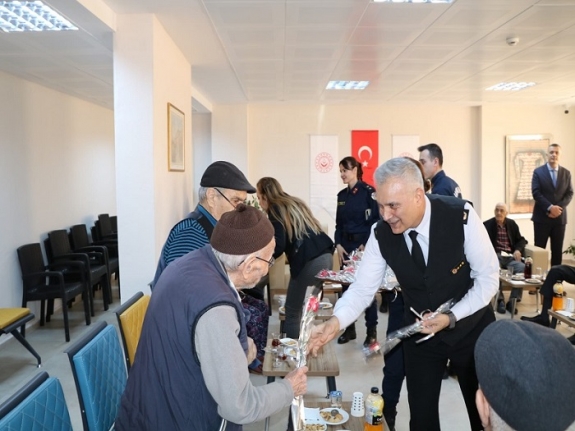 Balıkesir İl Jandarma Komutanı Yıldız'dan büyüklerimize vefa