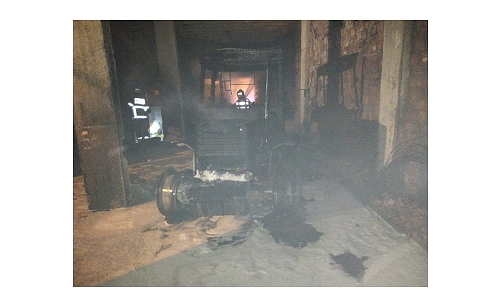 Bandırma'da apartmanın deposunda çıkan yangında traktörde yandı