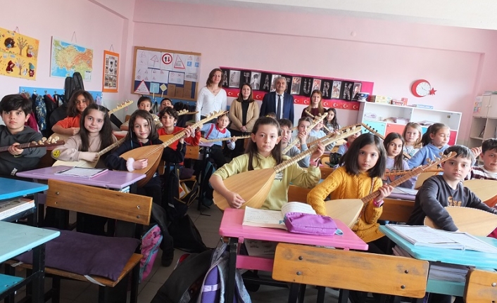 Burhaniye'de ilkokul öğrencileri bağlama öğreniyor