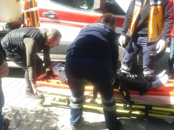 Burhaniye'de otomobile çarpan kadın sürücü yaralandı