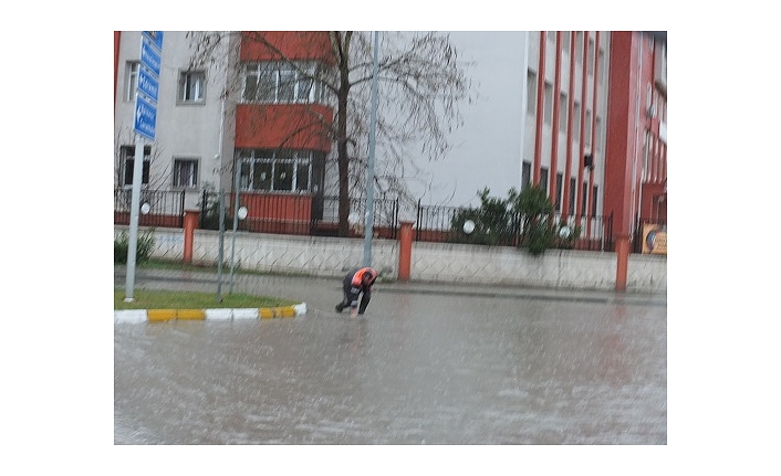 Burhaniye’de Sağanak Yağmur Yolları Göle Çevirdi