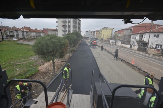 Büyükşehir sıcak asfalt çalışmalarını sürdürüyor