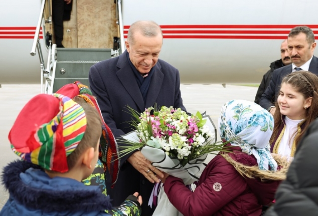 Cumhurbaşkanı Erdoğan Bandırma'da çiçeklerle karşılandı