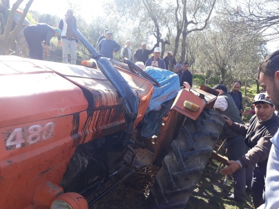 Gönen'de traktörün altında kalan sürücüyü itfaiye ekipleri çıkardı