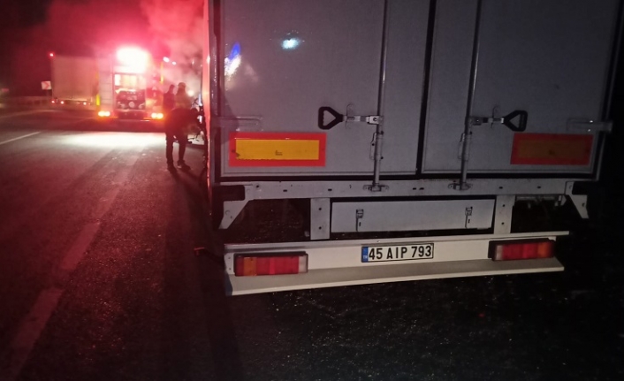 Susurluk yolunda yanmaya başlayan kamyonu itfaiye ekipleri söndürdü.