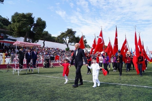 Ayvalık'ta 23 Nisan Ulusal Egemenlik ve Çocuk Bayramı coşkusu