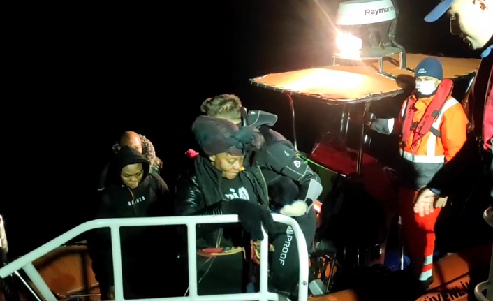 Ayvalık’ta adaya sığınan 38 göçmen kurtarıldı