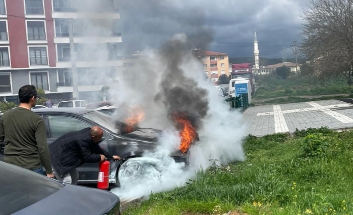 Edremit’te park halindeki araç cayır cayır yandı