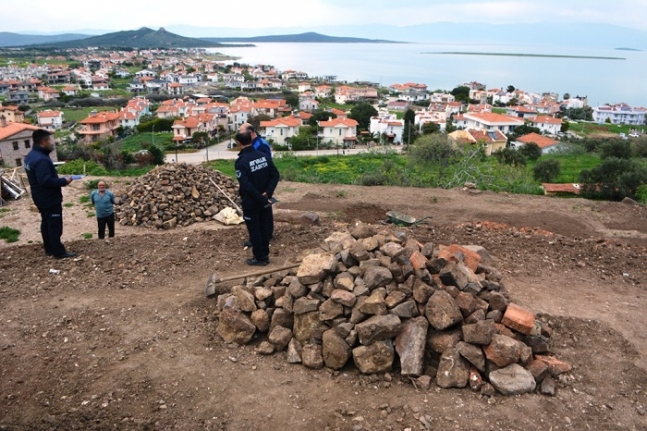 Ayvalık'ta "Kaçak ev ve kaçak kazı yapan adam kanun tanımıyor"