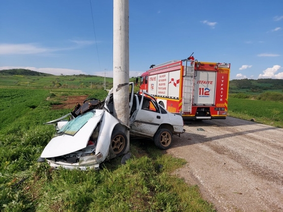 Susurluk'ta direğin aracı ikiye böldüğü kazada bir kişi yaralandı