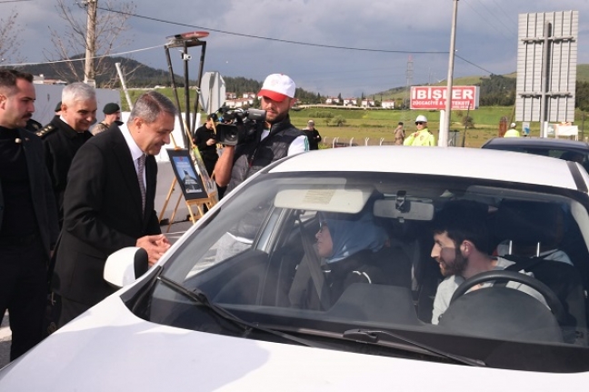 Bayram geleneğini sürdürdü. Vali Şıldak, bayram öncesi sürücülere trafik kuralları hatırlattı