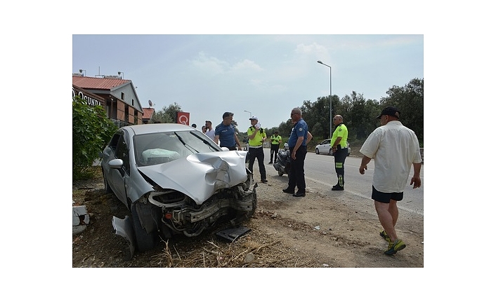 Ayvalık’ta Kontrolden Çıkan Otomobil Yayaya Çarptı; 2 Yaralı