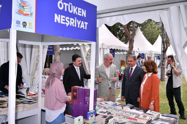 Altıeylül'de kitap fuarı açıldı