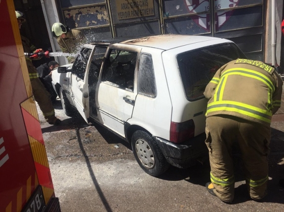 Bandırma'da park halindeki otomobilde yangın çıktı