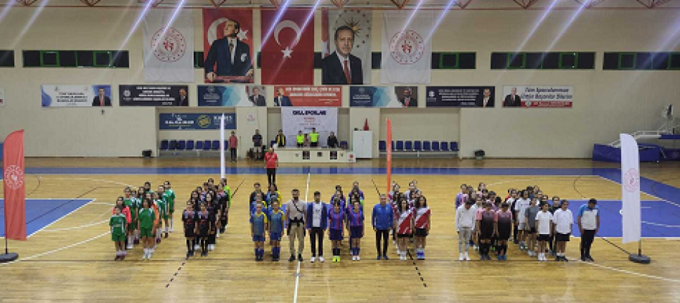 Burhaniye de Okul Sporları Yarı Finali Başladı