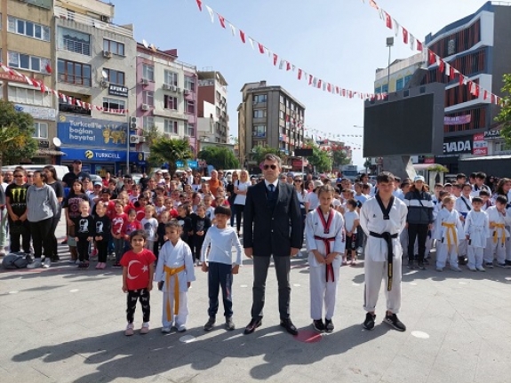 Burhaniye’de Gençlik Haftası Başladı