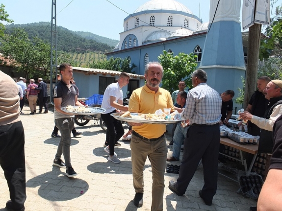 Burhaniye’de 'Karadere Çiftçi Hayrı' 2 bin kişiyi bir araya getirdi
