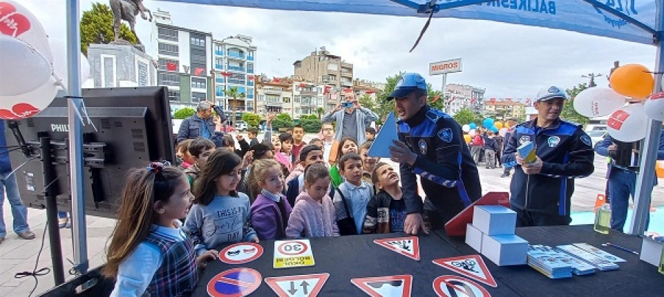 Büyükşehir Bandırma ve Edremit’te  öğrencileri bilgilendirdi