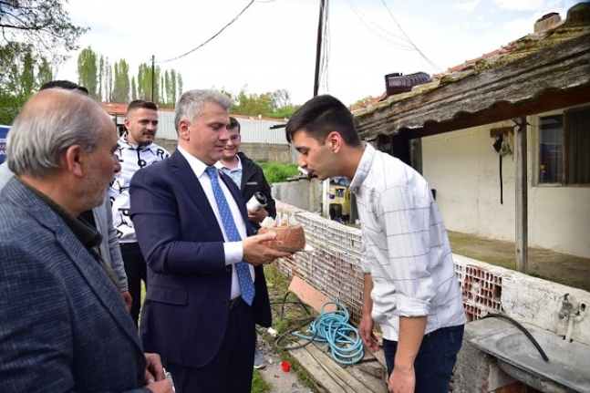 Canbey'in doğum günü kutlamalı seçim gezisi