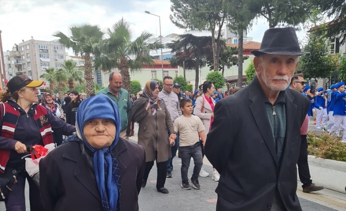 Edremit'te 19 Mayıs coşkusu sel oldu aktı. Kortejde yaşlı çift önden, gençler arkadan yürüdü