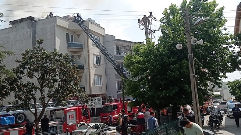 Edremit’te temizlemek amacıyla bacayı yakan esnaf, az daha apartmanı yakıyordu  