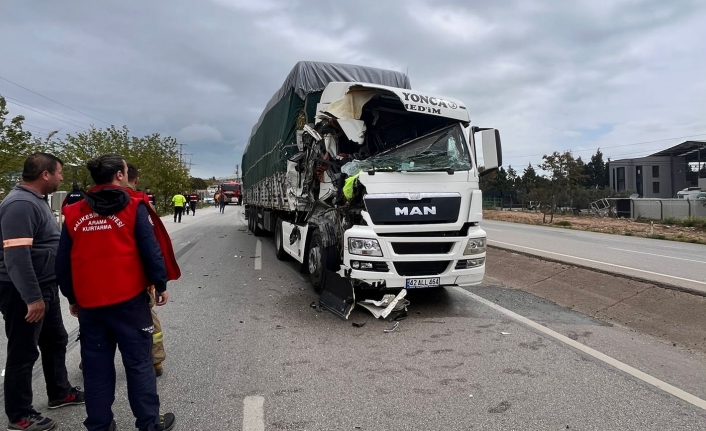 Bandırma'da yol dar geldi: Tır'lar çarpıştı