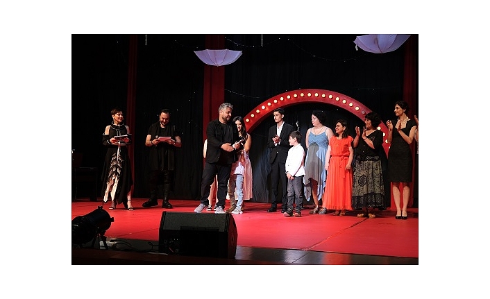 Ayvalık Belediyesi Tiyatrosu Ödülleri Toplamaya Devam Ediyor