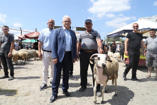 Başkan Deveciler, kurban satış ve kesim yerlerini denetledi