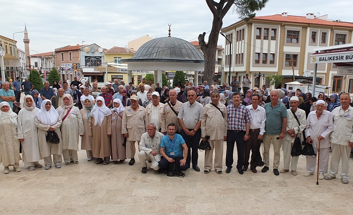 Burhaniye'de Hacılara Coşkulu Uğurlama