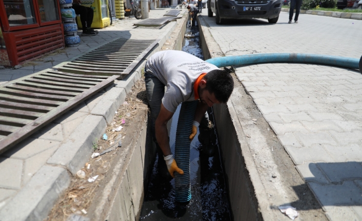 Burhaniye'de Mazgal ve Kanal Temizliği Devam Ediyor