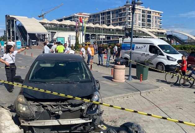 Edremit'te zincirleme kaza: Novada'nın kaldırıma çarparak durabilen araçtaki  2 kişi yaralandı