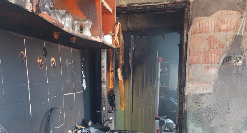 Edremit’te elektrik kontağından çıkan yangın evi kül etti  
