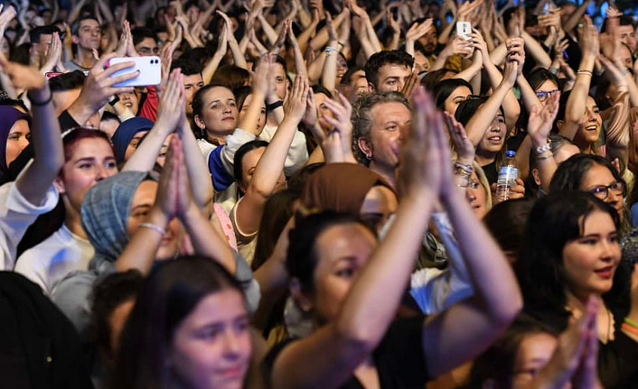 Karesi Gençler Gece Yolcularıyla “Yaza Merhaba Dedi”