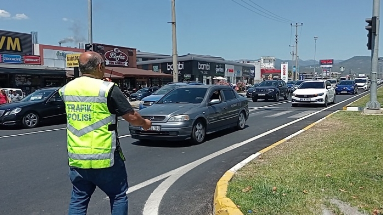 Balıkesir'de polis ve jandarma trafikte etkin önlemler aldı