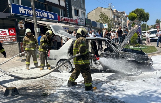 Bandırma’da araç cayır cayır yandı