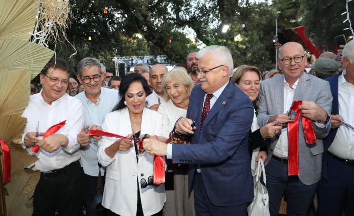 Burhaniye'de 4. Kitap Fuarı açılışı Türkan Şoray'la yapıldı