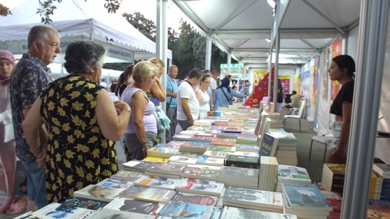 Burhaniye'de kitap fuarı coşkusu. Gece fuar, gündüz piknik ve deniz