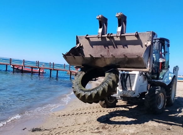 Denizde insanları yaralayan kamyon lastiğini itfaiye dalgıçları çıkardı  