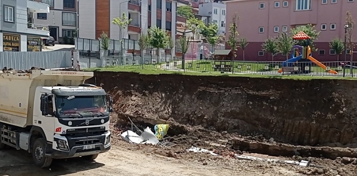 Edremit'te anaokulunun bahçe duvarı çöktü 