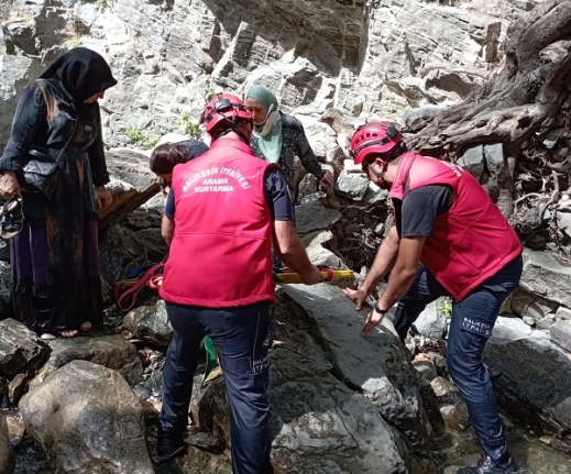 Edremit’te kayalıklardan düşen turistin yardımına itfaiye ekipleri koştu  