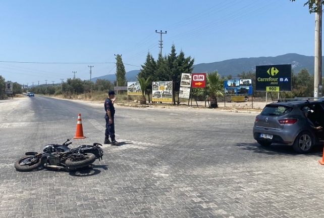 Edremit’te motosiklet otomobile çarptı: 2 yaralı  