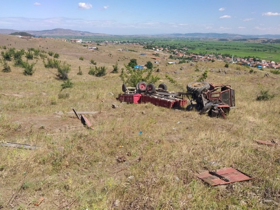 Gönen’de devrilen traktörün altında kalan kişi hafif yaralandı