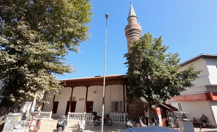 Restorasyon sonrası ilk namaz, ilk heyecan. Edremit Mahkeme Camii yeniden ibadete açıldı  