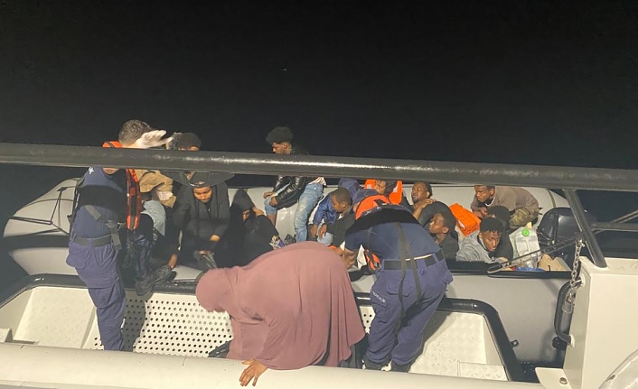 Ayvalık’ta 18 göçmen kurtarıldı