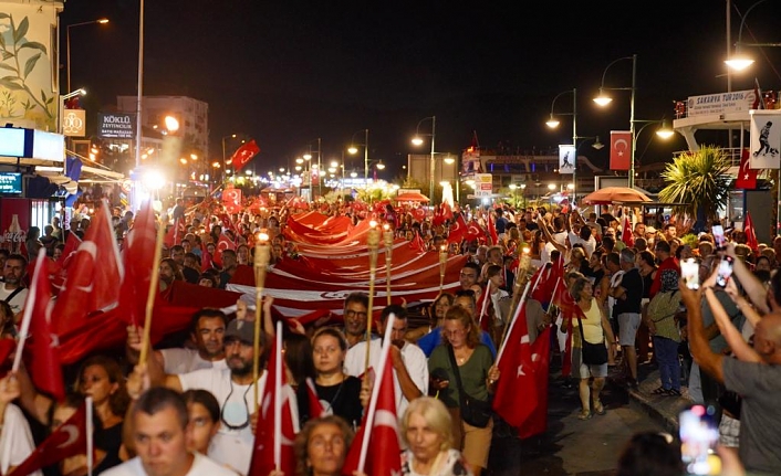 Ayvalık’ta 30 Ağustos fener alayına binlerce vatandaş katıldı