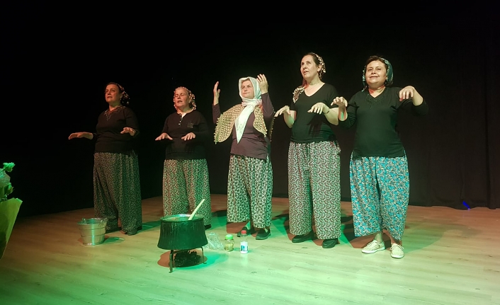 Ayvalık’ta Bergamalı köylü kadınlardan inanılmaz performans