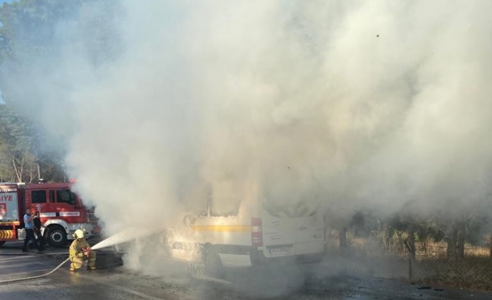 Balıkesir’de seyir halindeki minibüs alev aldı